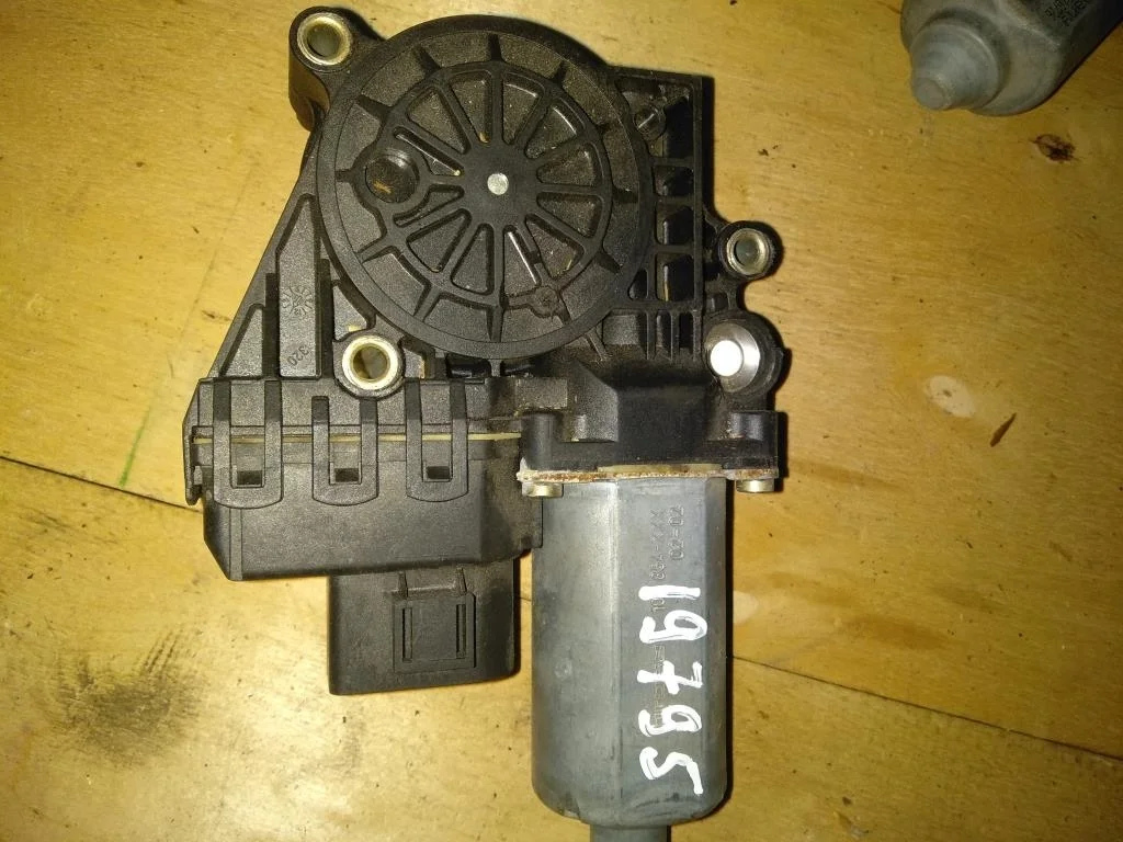 Моторчик стеклоподъемника передний правый 0130821