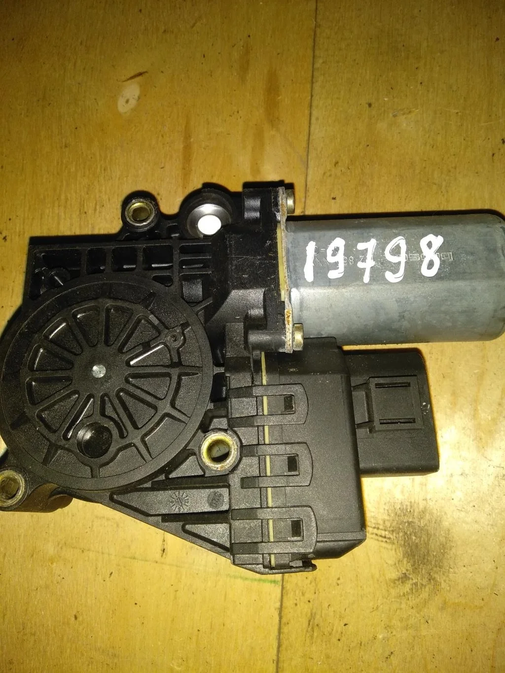 Моторчик стеклоподъемника передний правый 0130821