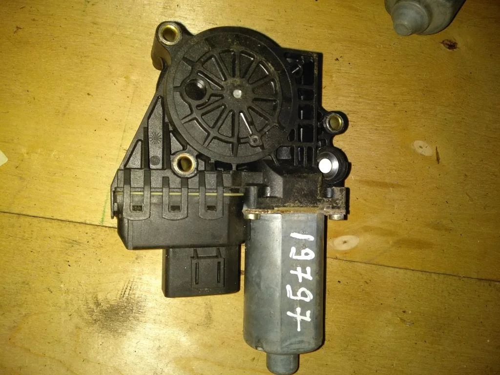 Моторчик стеклоподъемника передний правый 0130821