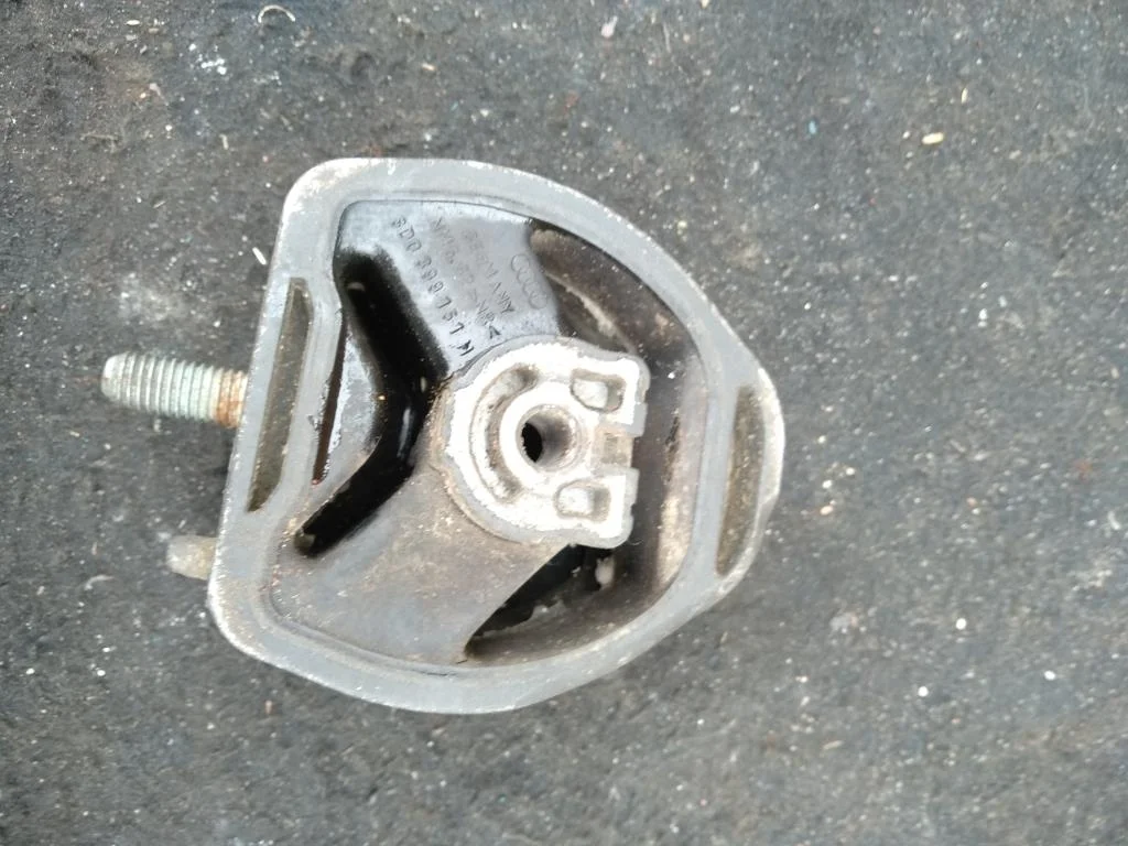Подушка крепления КПП 8D0399151H  2.8 Бензин Audi