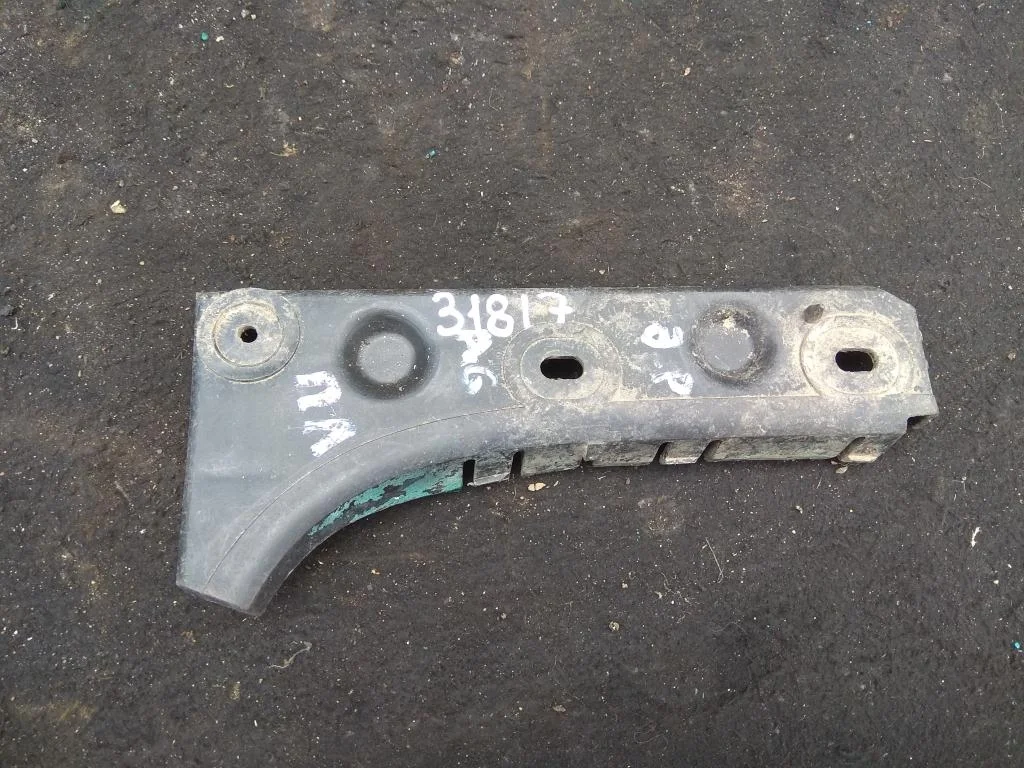 Направляющая переднего бампера левая 4B0807283B