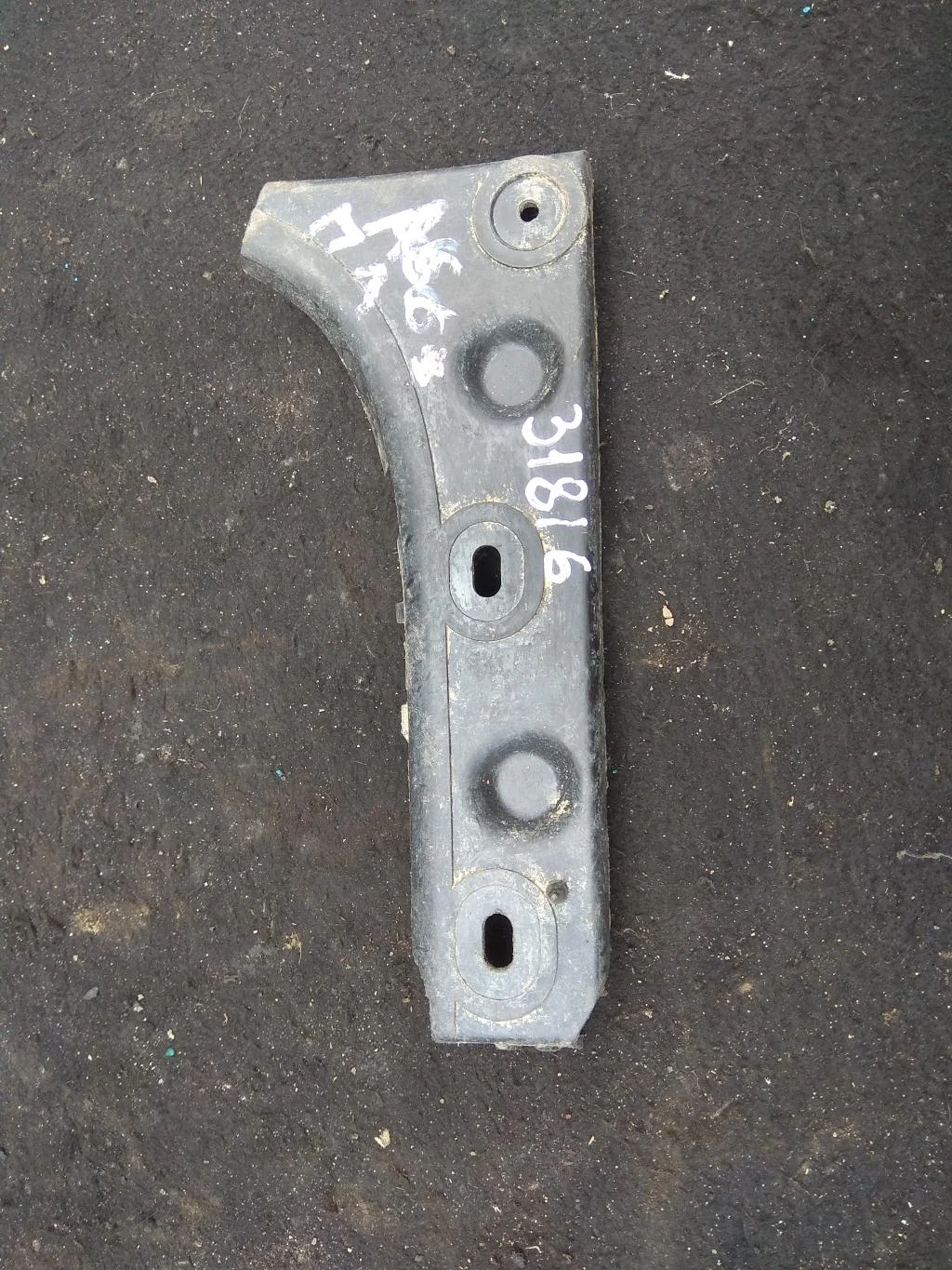 Направляющая переднего бампера левая 4B0807283B