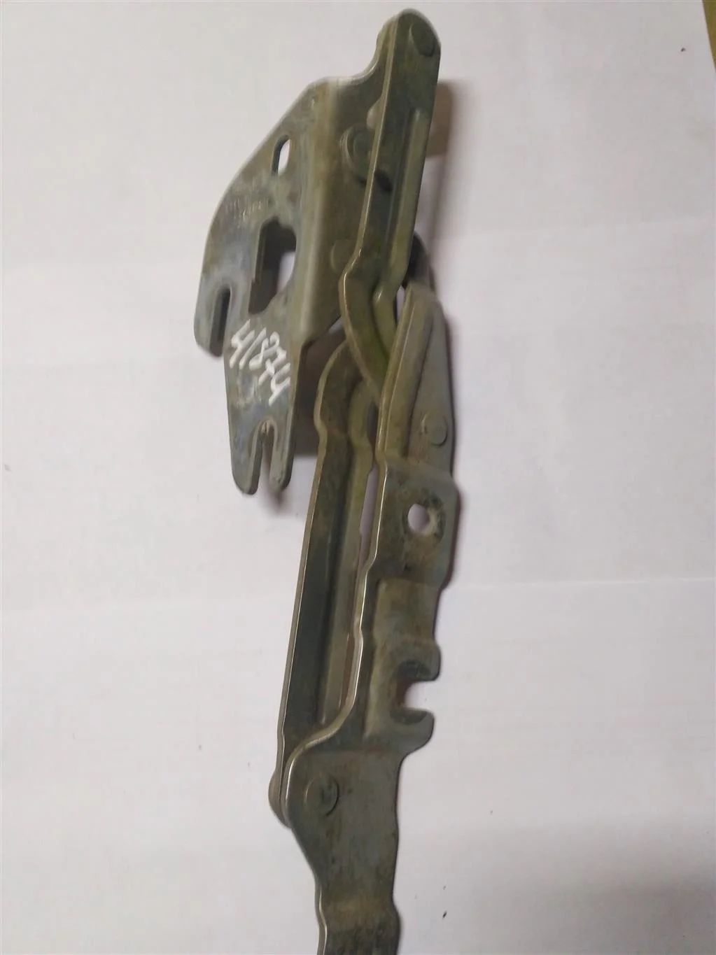 Петля крышки багажника правая 4B5827302F  2.8 Бен