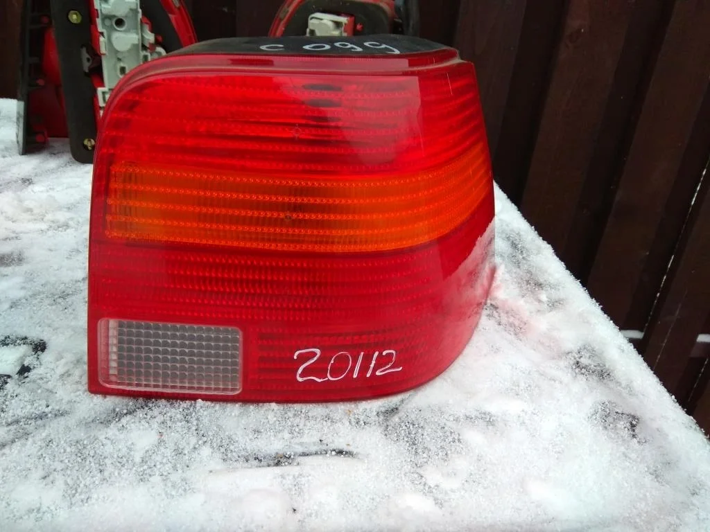 Фонарь задний правый 1J6945096R  1.8 Бензин Volks