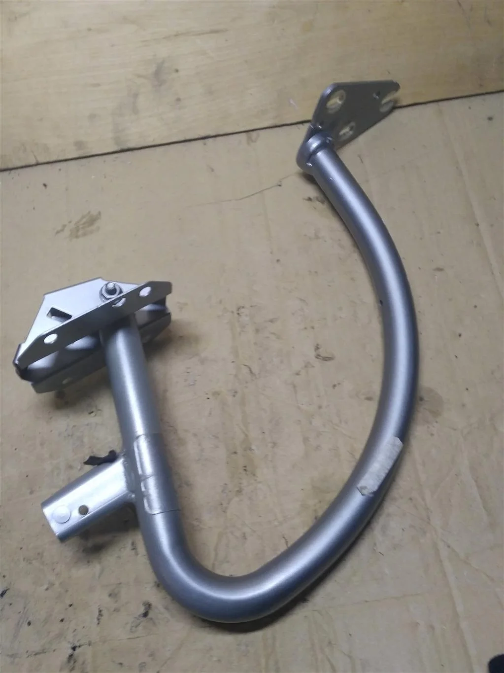 Петля крышки багажника правая 8K5827302J    Audi