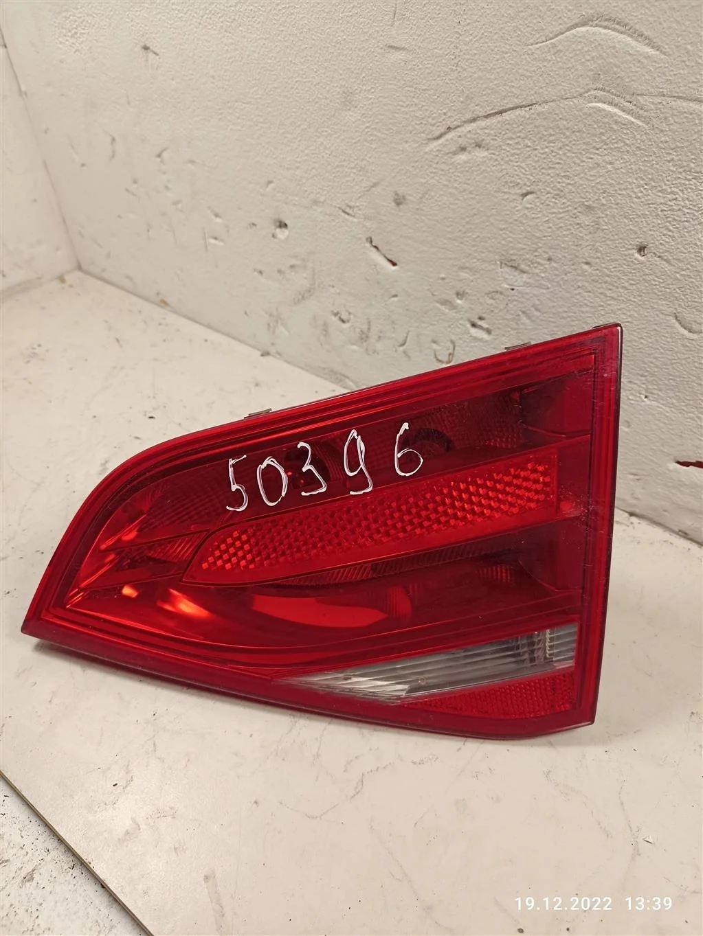 Фонарь крышки багажника правый 8K5945094D    Audi