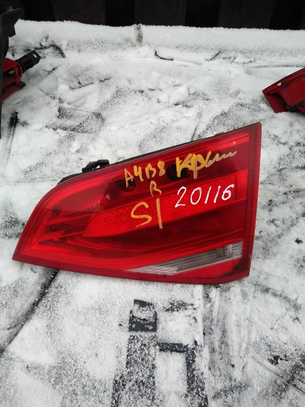 Фонарь крышки багажника правый 8K5945094E  2.0 Ту