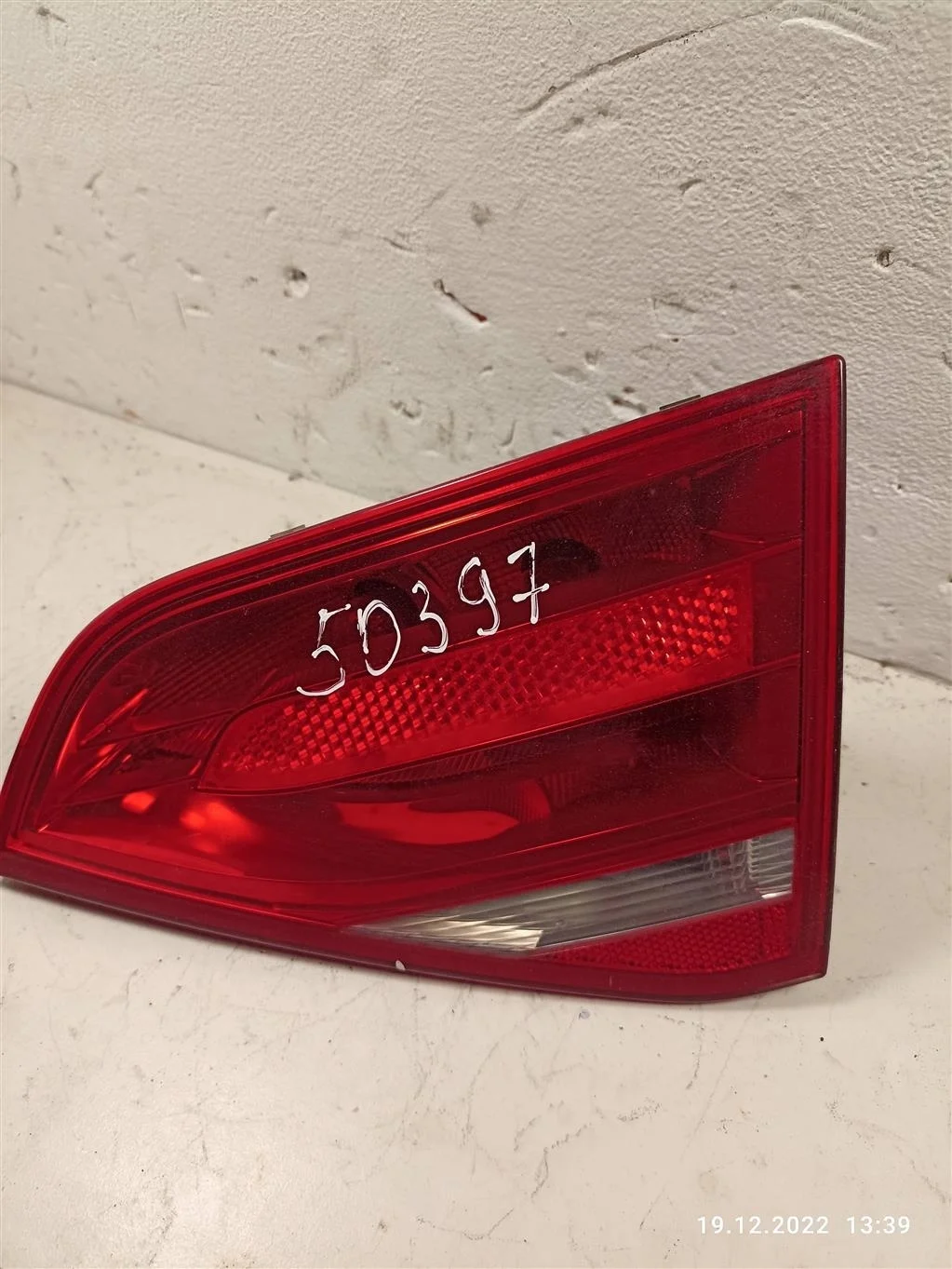 Фонарь крышки багажника правый 8K5945094D    Audi