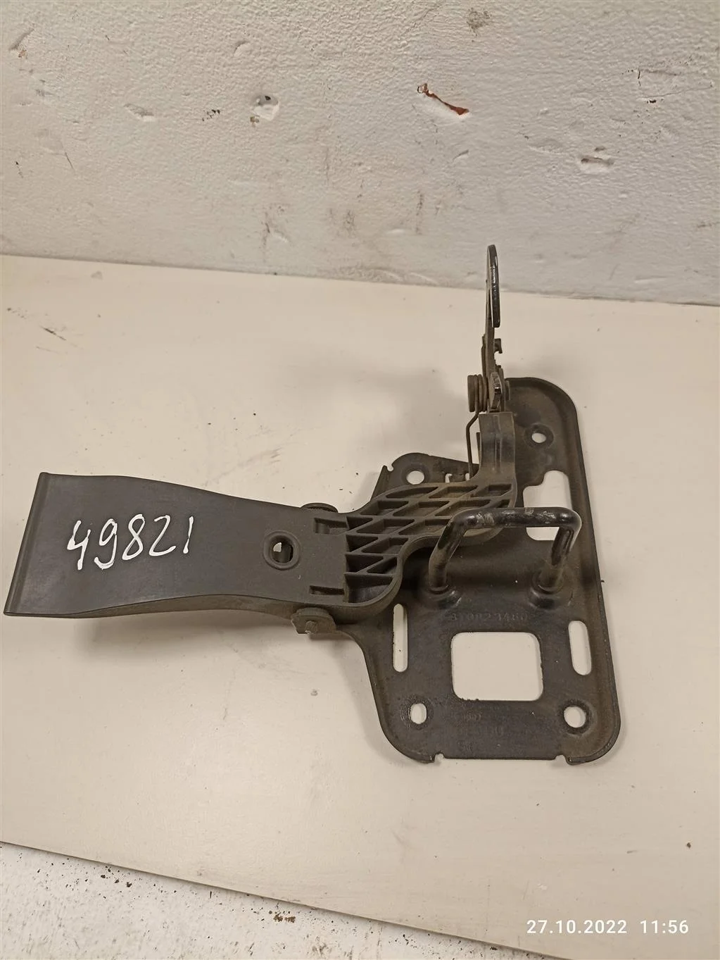 Крюк капота 8T0823480    Audi