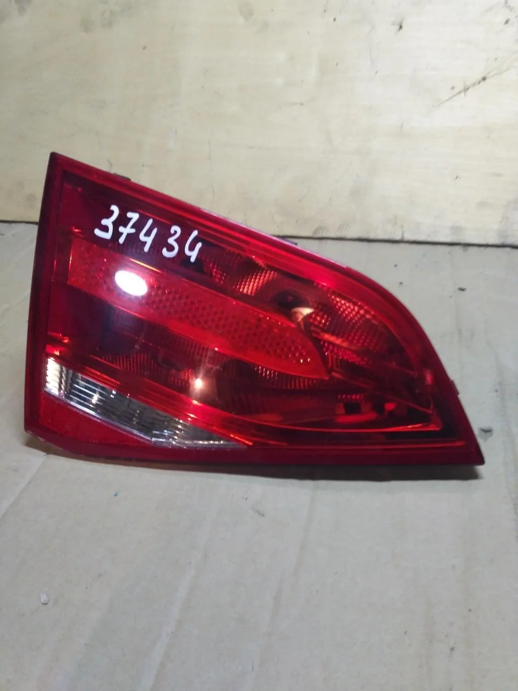 Фонарь крышки багажника левый 8K5945093D    Audi