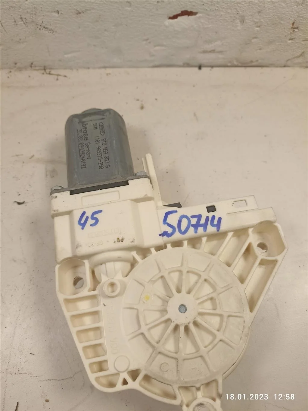 Моторчик стеклоподъемника передний правый 8T09598