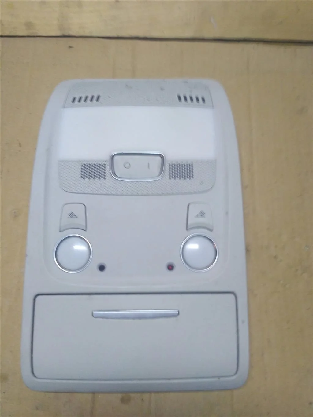 Фонарь салона (плафон) 8T0947135B    Audi