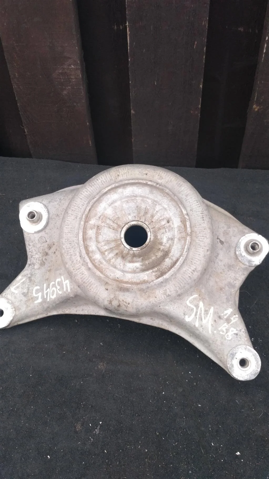 Опора амортизатора верхняя (чашка) 8K0412391F  2.