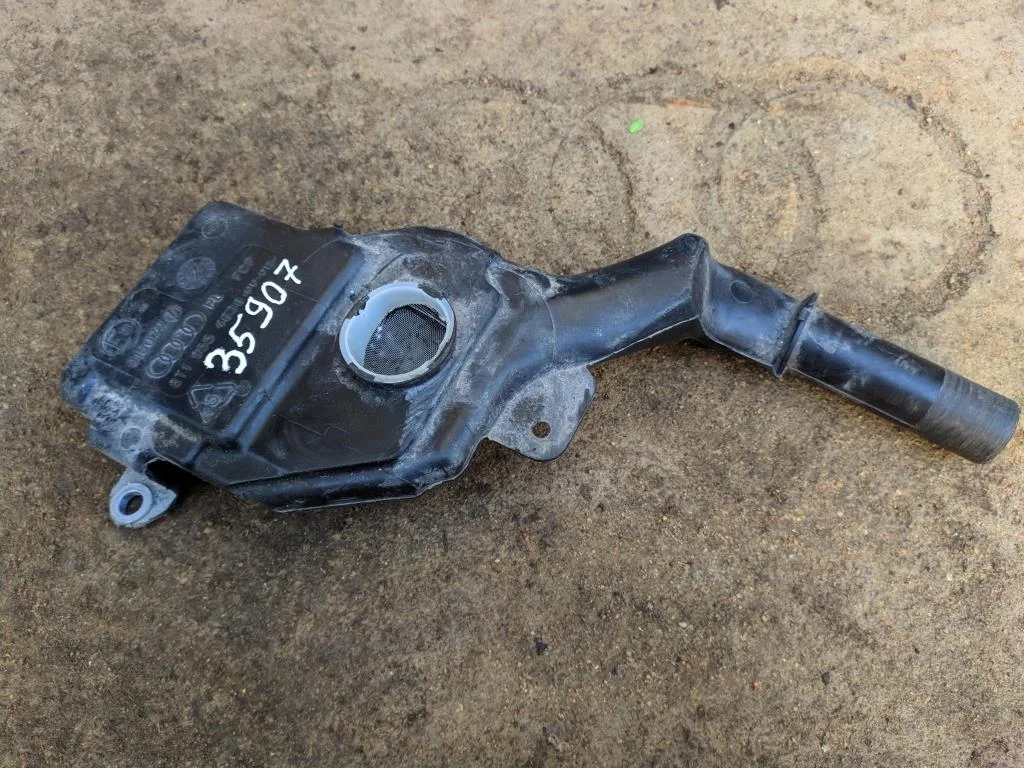 Горловина бачка омывателя 8T1955463B    Audi