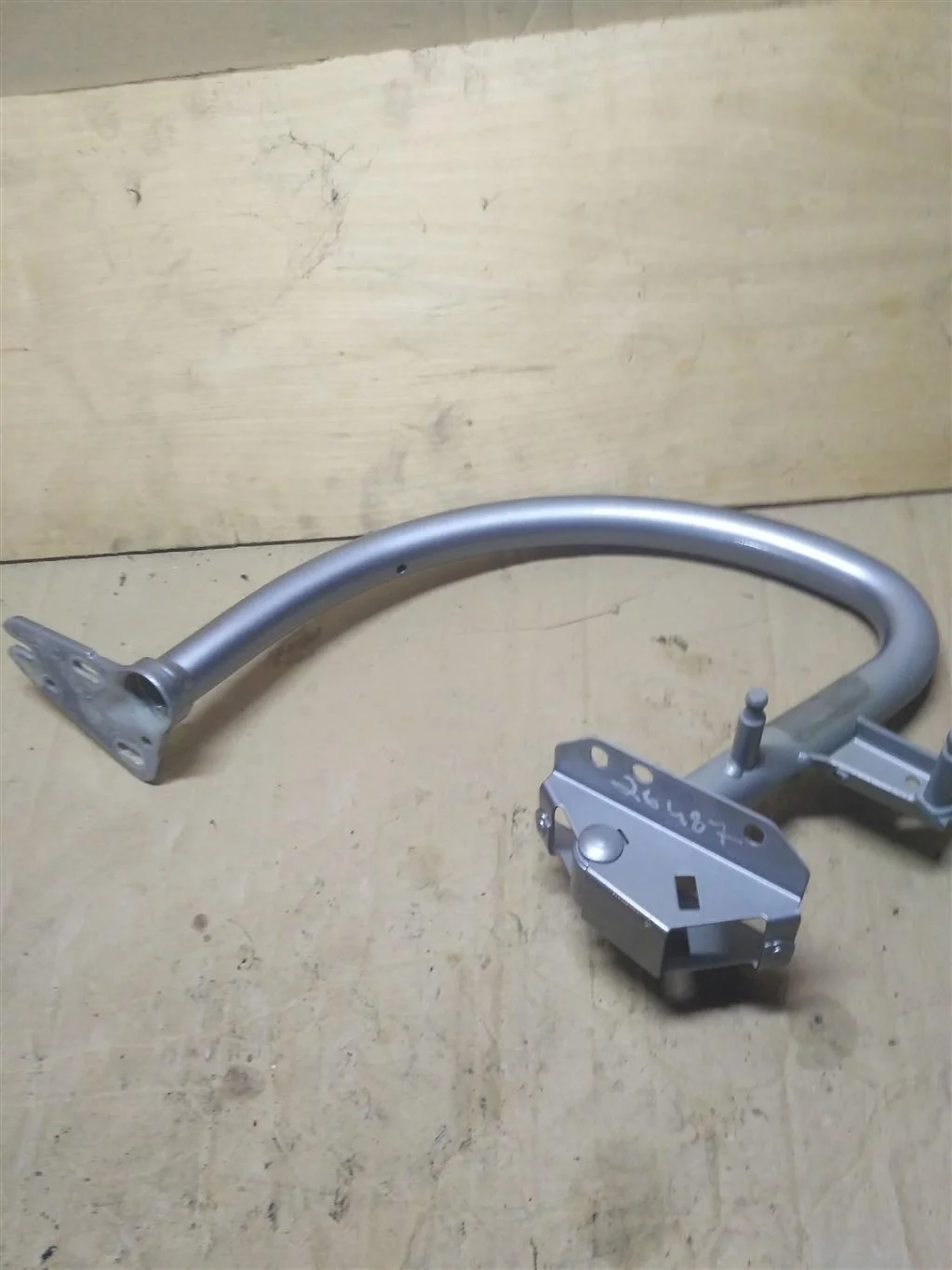 Петля крышки багажника левая 8K5827301J    Audi