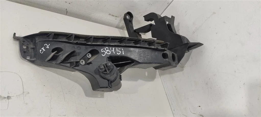 Крепление фары правой 8K0805608R  2.0 TFSI Audi