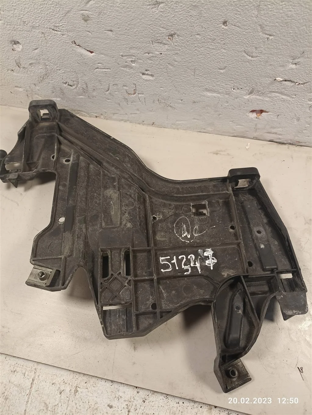 Крепление фары правой 8K0941453    Audi