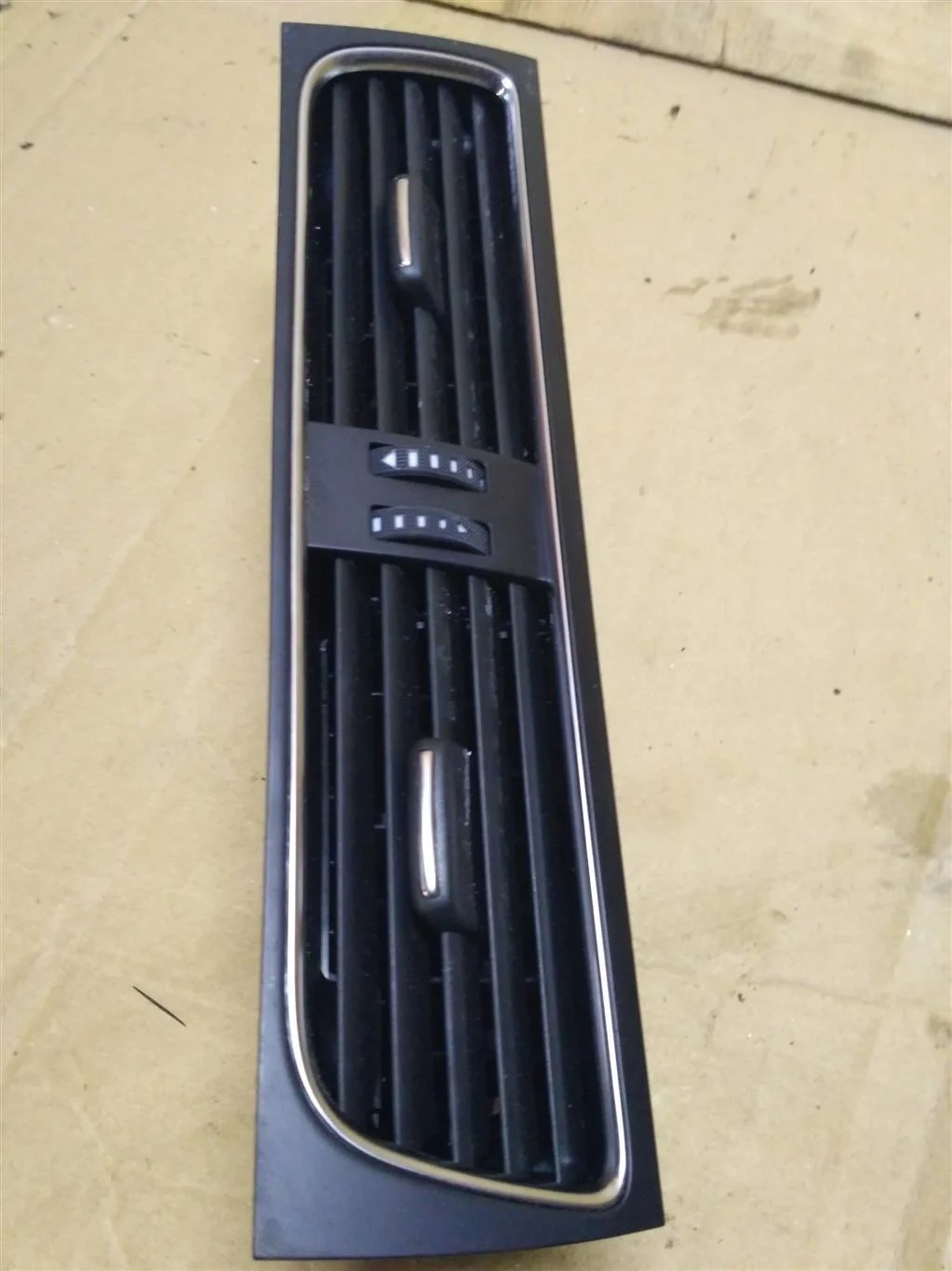 Дефлектор обдува салона 8T1820951C    Audi