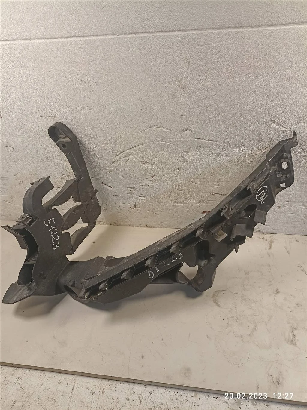 Крепление фары левой 8K0805607A    Audi