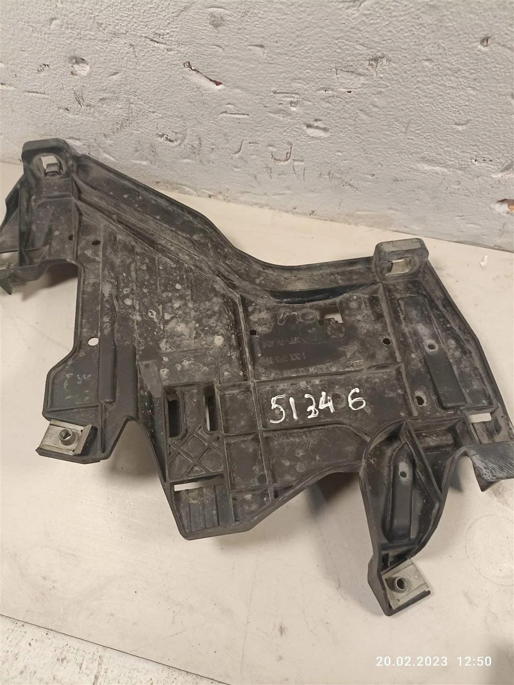 Крепление фары левой 8K0941453    Audi