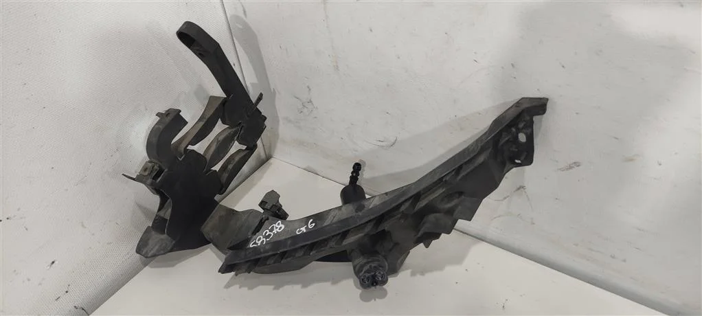 Крепление фары левой 8K0805607A    Audi