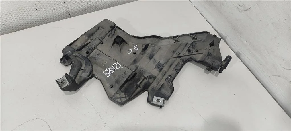 Крепление фары левой 8K0941453    Audi