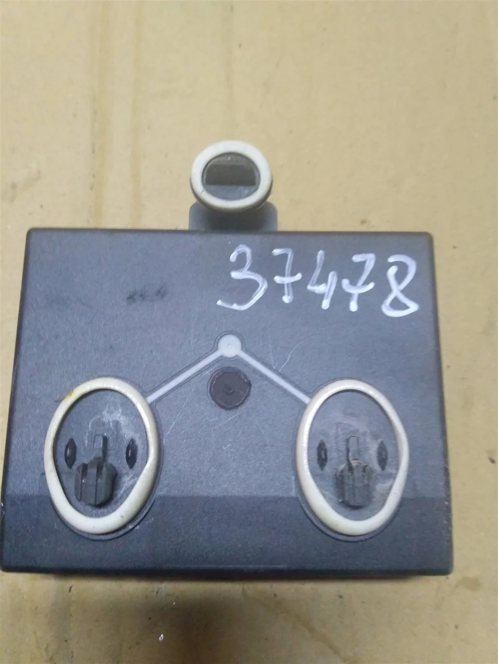 Блок управления двери передней левой 8T0959793M