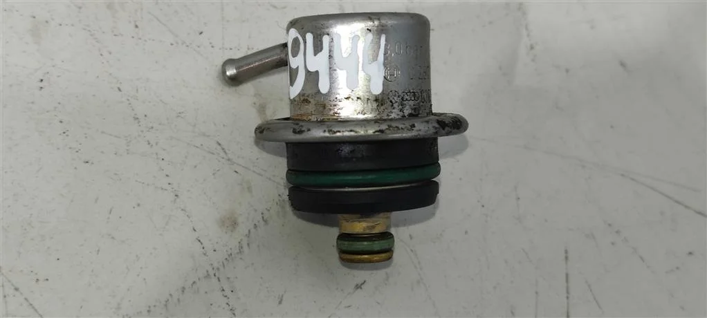 Регулятор давления топлива 037133035С  1.8 Бензин