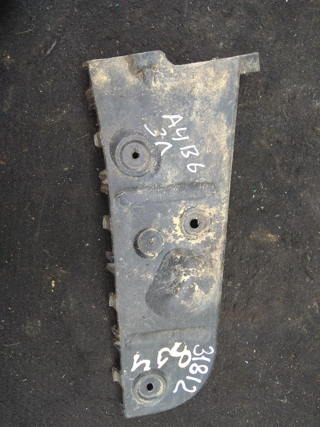 Направляющая заднего бампера левая 8E0807453  1.8