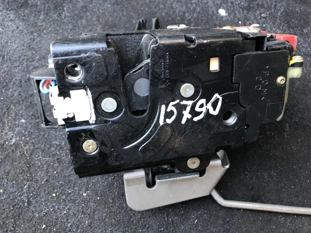 Замок двери передней правой 8E1837016D  1.9 TDI A