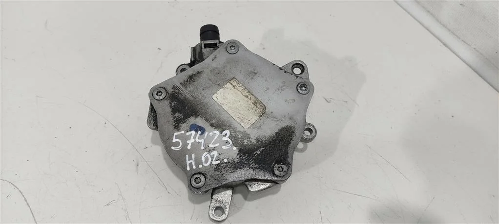 Насос вакуумный 06D145100H  2.0 Турбо бензин Audi