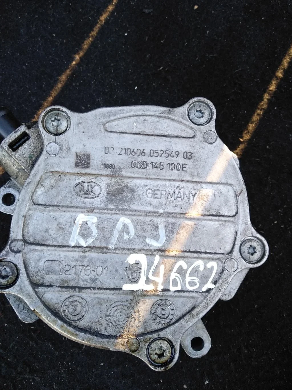 Насос вакуумный 06D145100E  2.0 Турбо бензин Audi