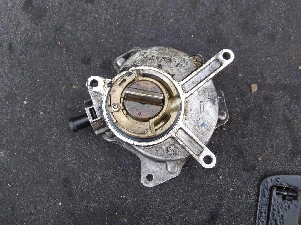 Насос вакуумный 06D145100E  2.0 Турбо бензин Audi