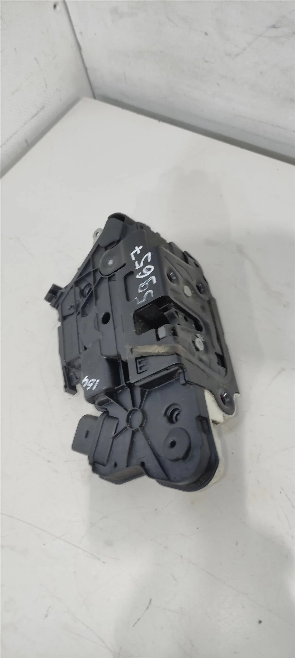 Замок двери передней левой 5N1837015D Volkswag