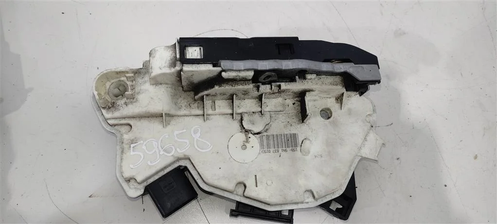 Замок двери передней левой 5N1837015D Volkswag