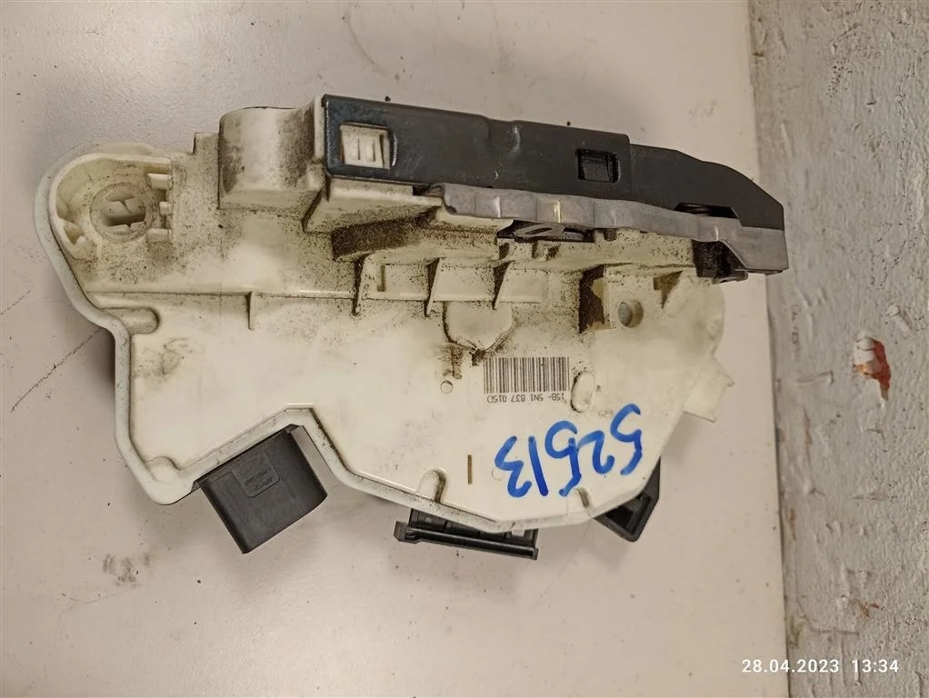 Замок двери передней левой 5N1837015D Volkswag