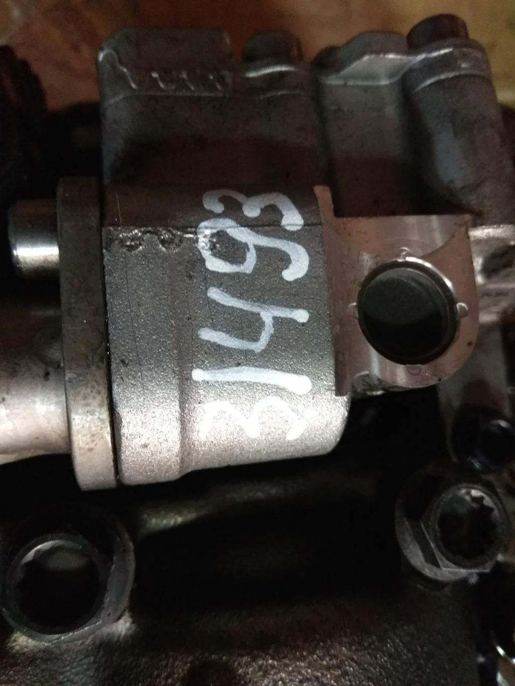 Насос масляный 03G103295AK  2.0 TDI Audi