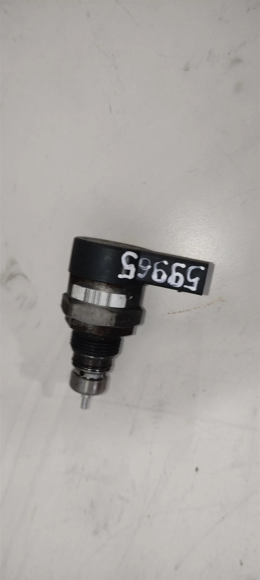 Датчик давления топлива 057130764AB  2.0 TDI Audi