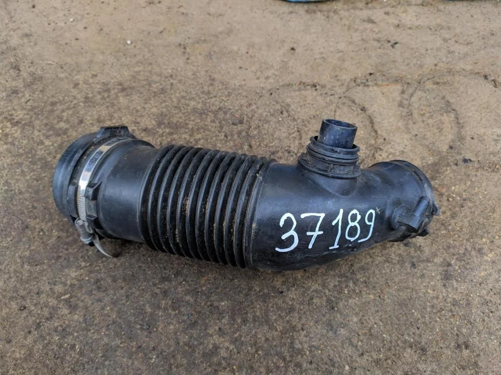 Патрубок (трубопровод, шланг) 06E129629E  3.2 FSI