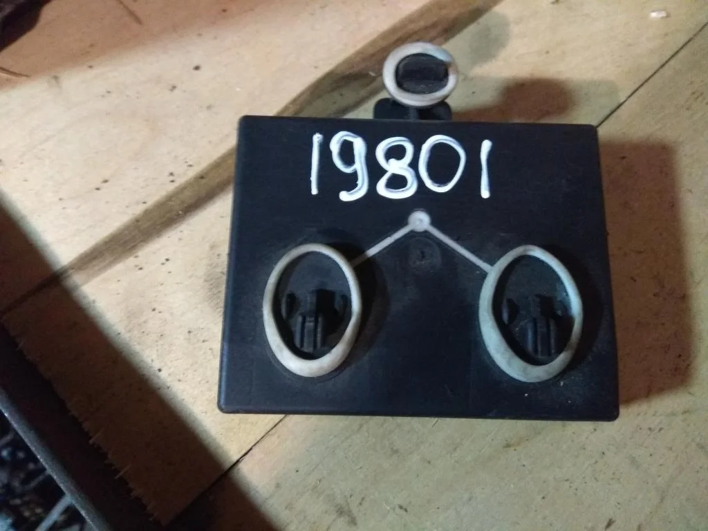 Блок управления двери передней левой 4F0959793E