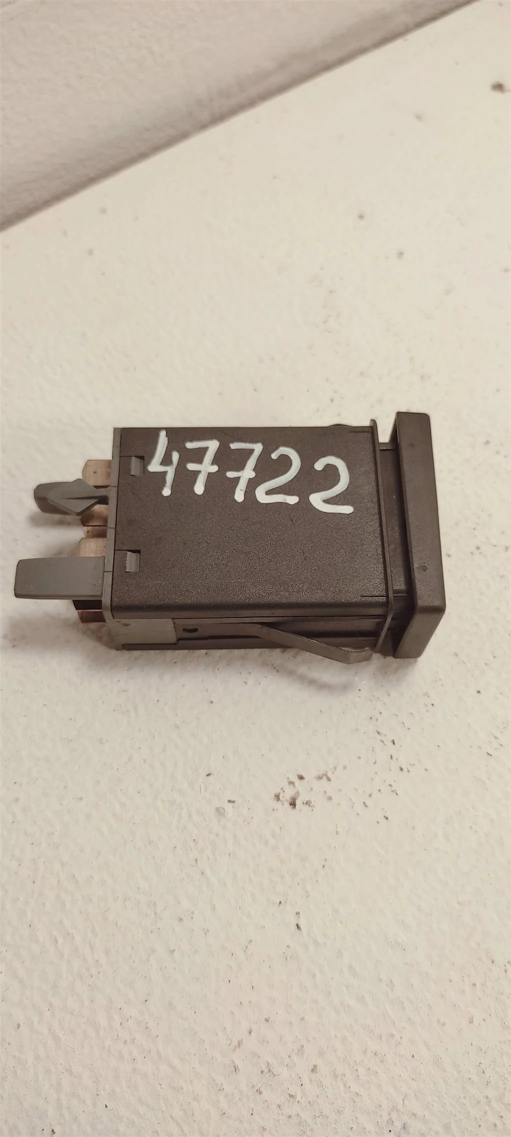 Кнопка аварийной сигнализации 3B0953235D  1.8 Тур