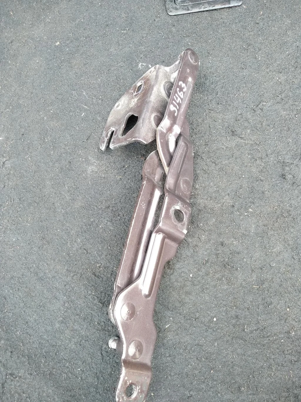 Петля крышки багажника правая 3B5827302A  1.8 Тур