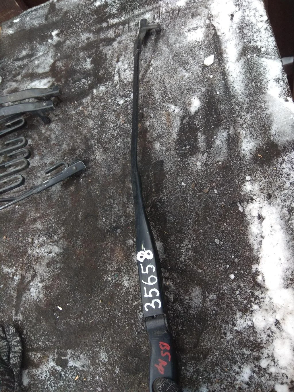 Поводок стеклоочистителя передний правый 3B195541