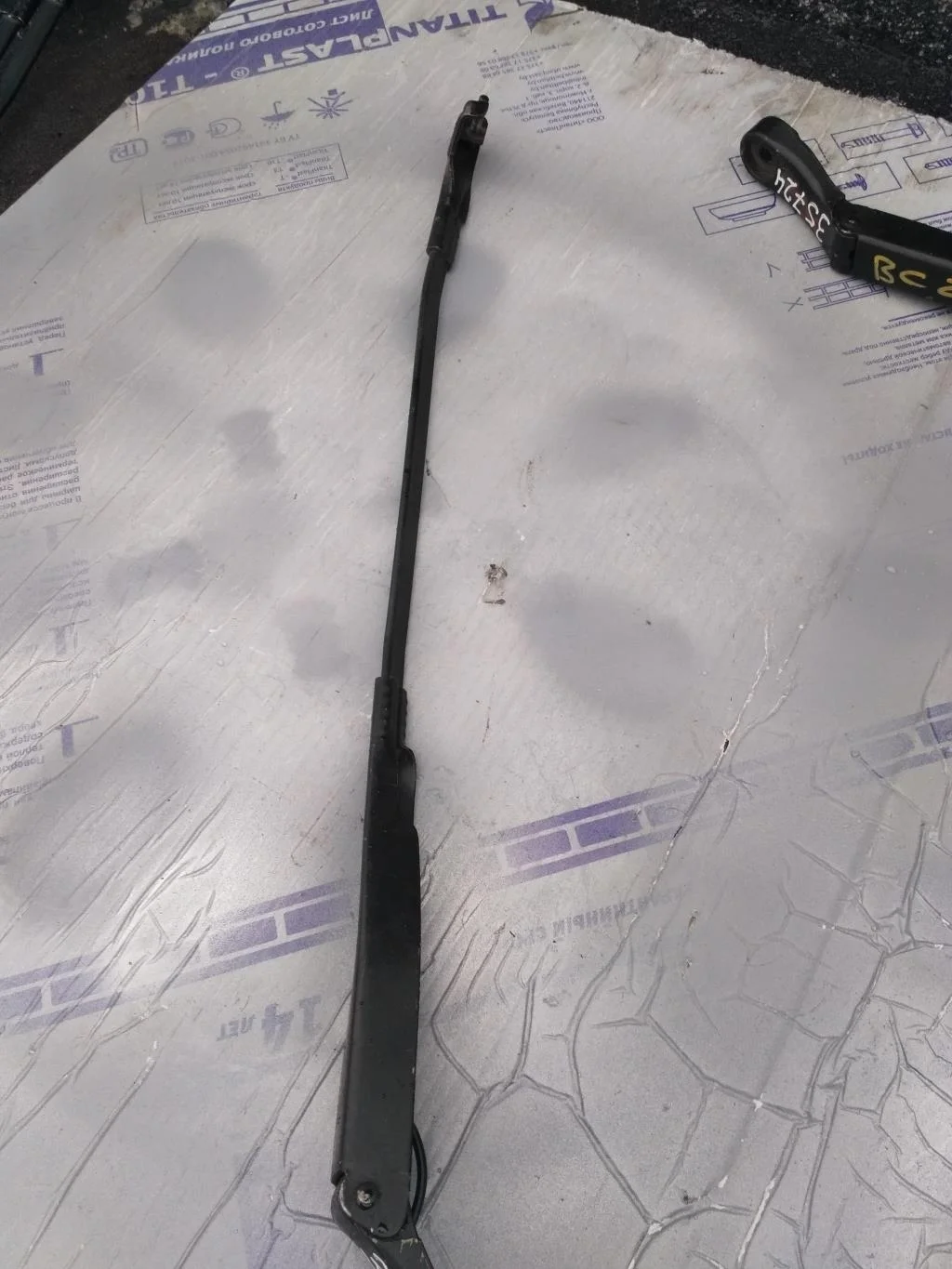 Поводок стеклоочистителя передний правый 3B195541