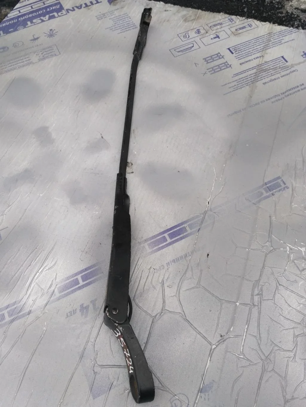 Поводок стеклоочистителя передний правый 3B195541