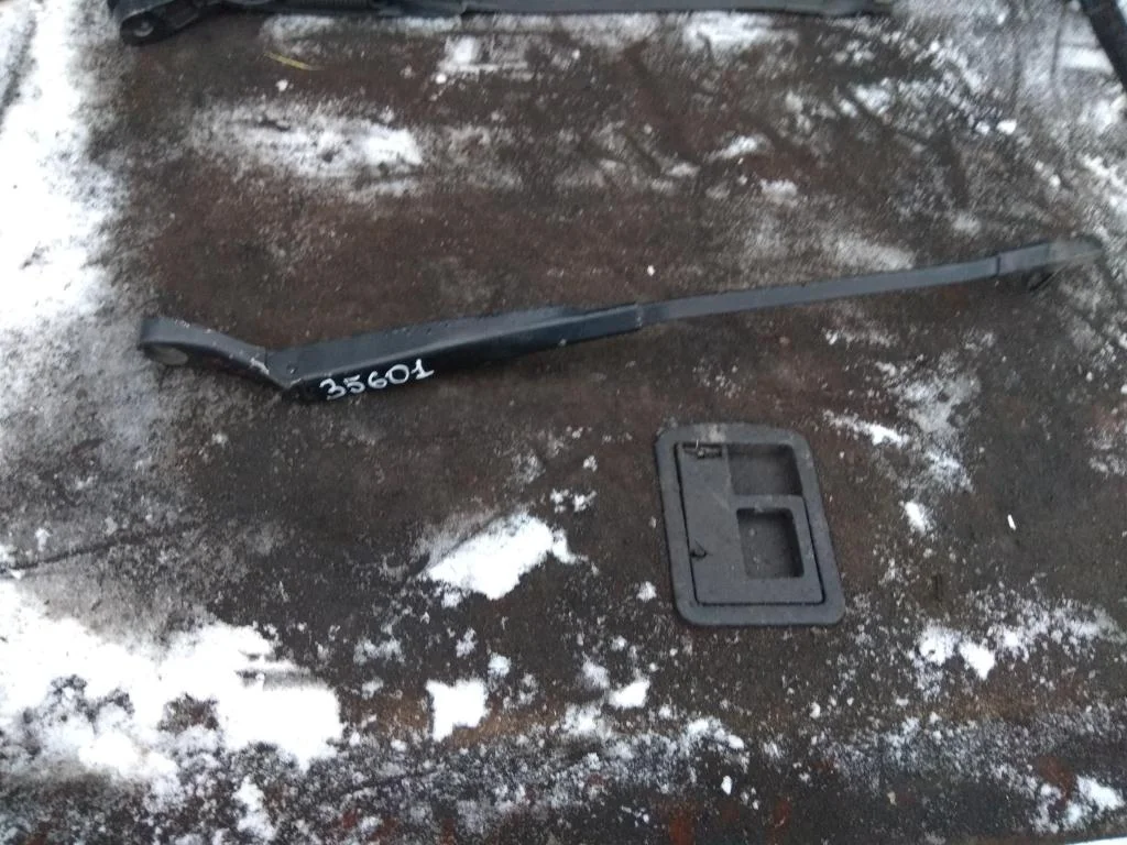 Поводок стеклоочистителя передний правый 3B195541