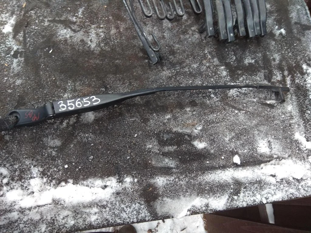 Поводок стеклоочистителя передний правый 3B195541