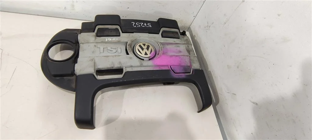 Декоративная крышка двигателя 03C103925BB  1.4 TS