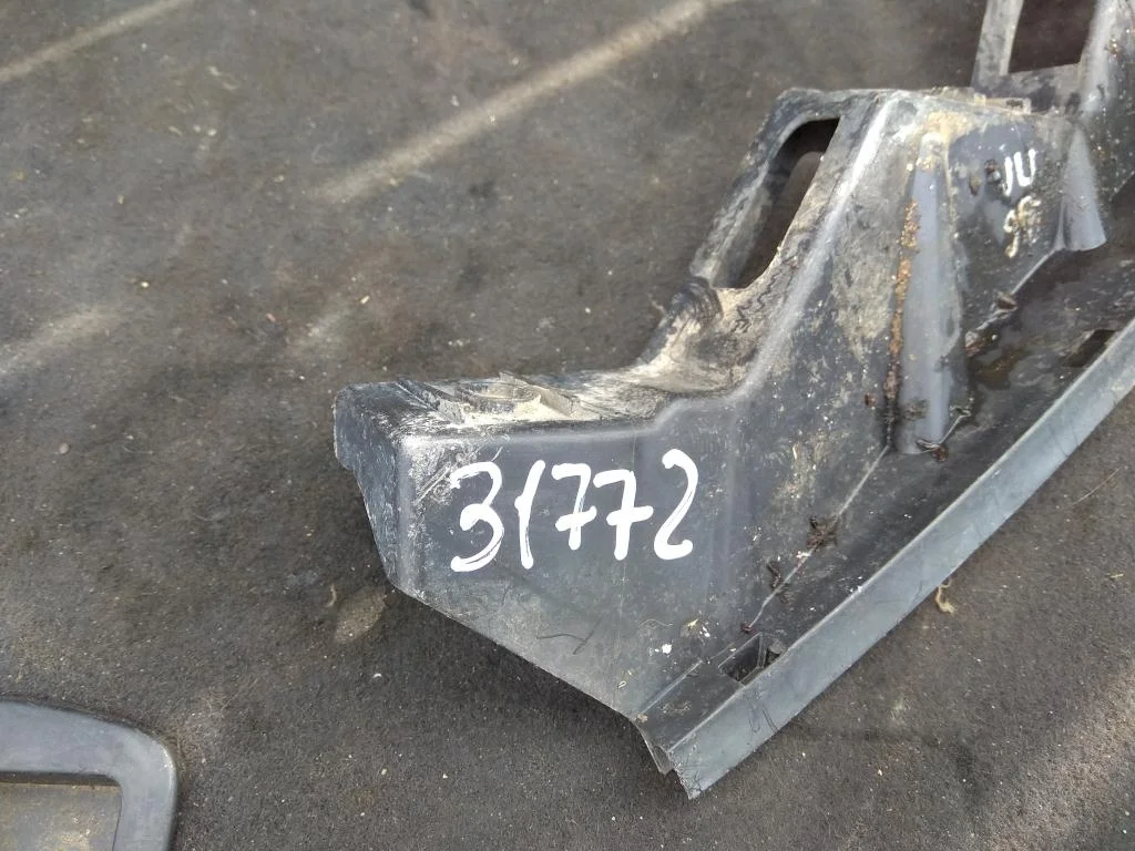 Направляющая переднего бампера правая 3C0807889