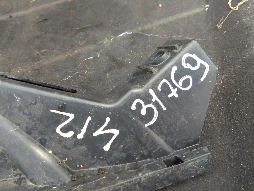 Направляющая переднего бампера правая 3C0807890